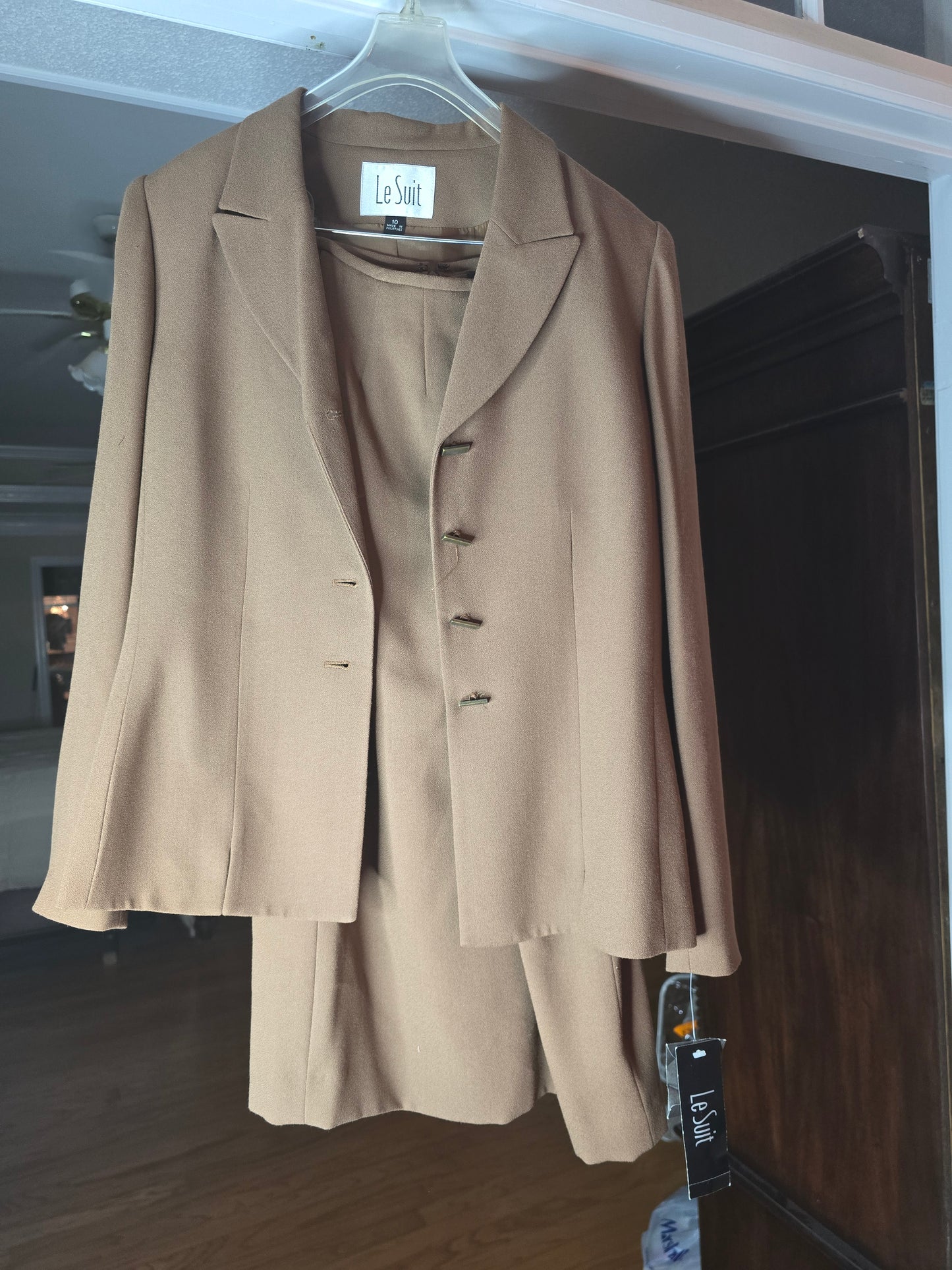 Le Suit